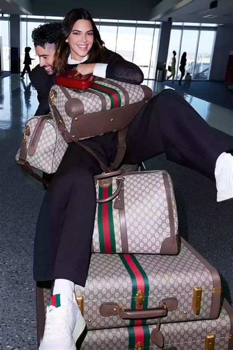 gucci valigeria bad bunny.